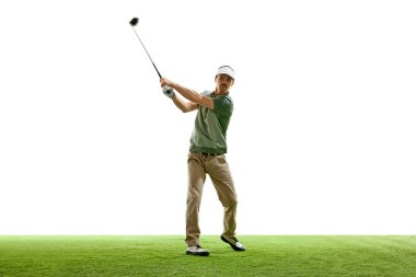 Profesyonel golfçü, salıncakta sallanıyor ve sürücüsü suni sahada, beyaz stüdyo arka planında. Profesyonel spor anlayışı, lüks oyunlar, aktif yaşam tarzı, aksiyon. Ad