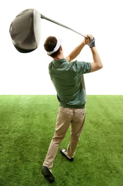 Beyazların arka planına karşı kulüp odaklı golf salıncağını tamamlayan bir adam. Profesyonel spor anlayışı, lüks oyunlar, aktif yaşam tarzı, aksiyon. Ad