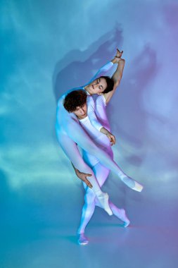 Asansörde atletik bale çifti, erkek, pastel renkli gradyan stüdyo arka planına karşı geniş bayan dansçıyı destekliyor. Güzellik kavramı, zarafet, dans zarafeti, ilham, yaratıcılık.