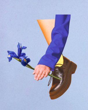 Poster. Çağdaş sanat kolajı. Mavi çiçeği tutan bir kadın el, mavi arka planda ayakkabı içinde iris. İlham kavramı, sürrealizm, moda, kadınlık, Pop sanat.