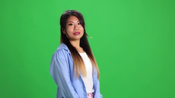 Překvapená Mladá Asiatka Otevřenými Ústy Dívá Kamery Drží Ruce Zvednuté — Stock video
