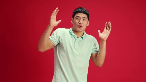 Jeune Homme Émotionnel Mettre Les Mains Sur Tête Regardant Caméra — Video