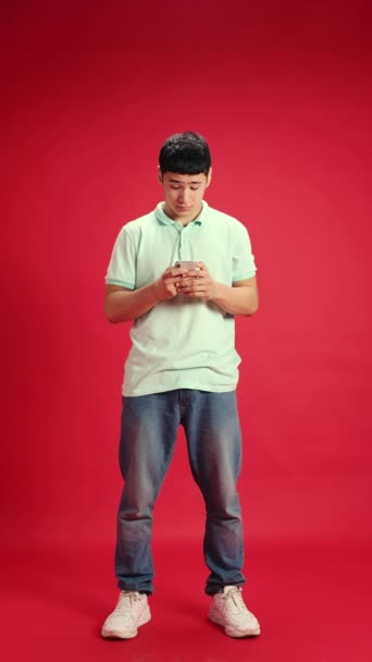 Portrait Complet Homme Asiatique Habillé Tenue Décontractée Souriant Tout Envoyant — Video