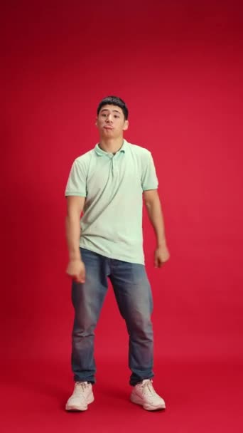 Счастливый Радостный Мужчина Студент Джинсах Футболках Танцующий Движении Фоне Красной — стоковое видео