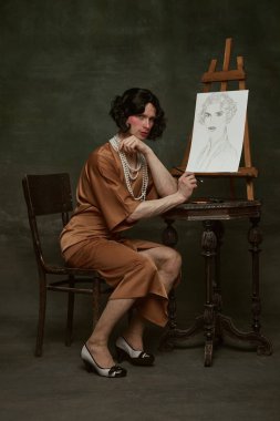 70 'lerin moda tarzı ipeksi elbiseler giyen ve klasik arka planda kendi portresini çizen genç bir adam. Kendini ifade etme kavramı, dönemin karşılaştırmaları, özgürlük, insan hakları.