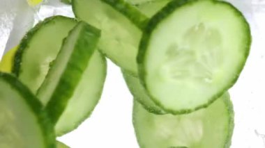 Suda sulu yeşil salatalık dilimleri. Serinletici serinletici dokular, yaz içeceklerini detoks ediyor. Yiyecek ve içecek kavramı, uygun beslenme, tazelik, fitness diyeti,