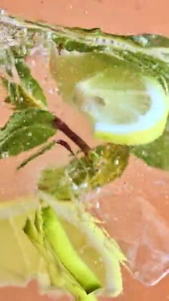 Шматочки Лимона Лайма Листям Яти Занурюються Воду Соломою Освіжаючий Лимонад — стокове відео