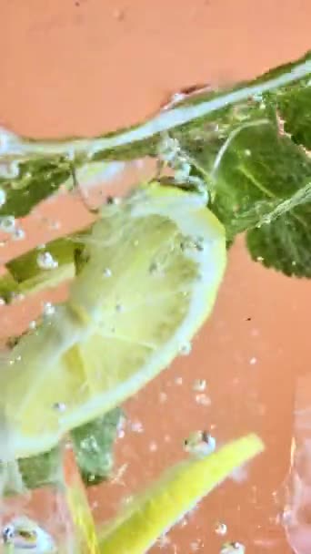 Tranches Citron Étoile Mer Aux Feuilles Menthe Immergées Dans Eau — Video