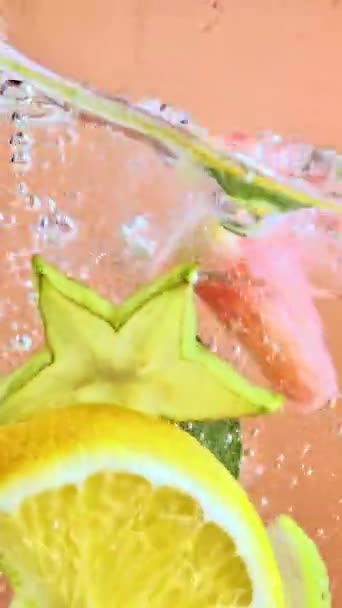 Шматочки Лимона Морквини Листям Яти Зануреними Воду Соломою Освіжаючий Лимонад — стокове відео