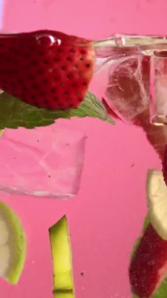 Snijd Aardbeien Limoen Citroen Sterfruit Groene Munt Drijvend Water Met — Stockvideo