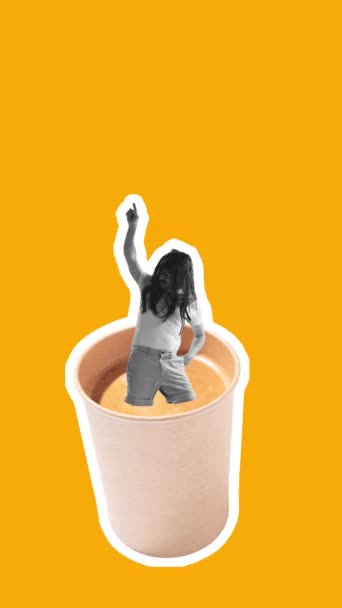 動かないで アニメーション 黄色の背景に隔離されたコーヒーカップに立っているアクティブな陽気な男 エネルギッシュドリンク 食べ物 飲み物 創造性 インスピレーションの概念 Adのためのスペースをコピーする — ストック動画