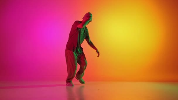Молодий Чоловік Одягнений Спортивний Одяг Танцює Русі Неоновим Світлом Фоні — стокове відео