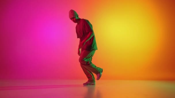 Sebevyjádření Pomocí Pohybů Současná Tanečnice Tančí Neonovém Světle Růžovo Žlutém — Stock video
