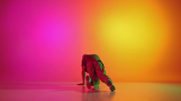 Mladý Atletický Muž Oblečený Streetstyle Oblečení Tančící Rukou Neonovém Světle — Stock video