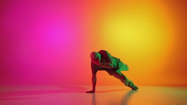 Utalentowany Nowoczesny Tancerz Break Tancerz Wirujący Głowie Neonowym Świetle Gradientowym — Wideo stockowe