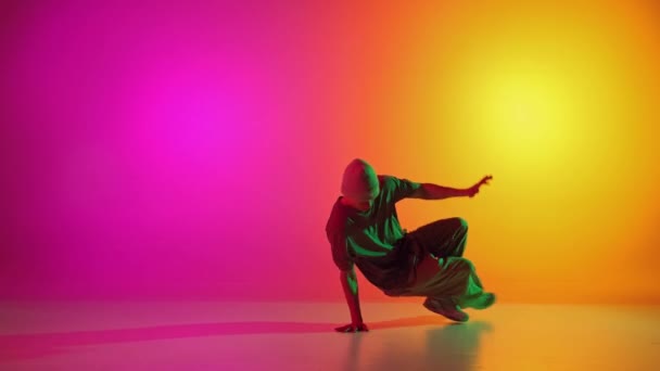 Tvůrčí Dynamické Video Breakdance Představení Zamrzá Neonovém Světle Růžovo Žlutém — Stock video