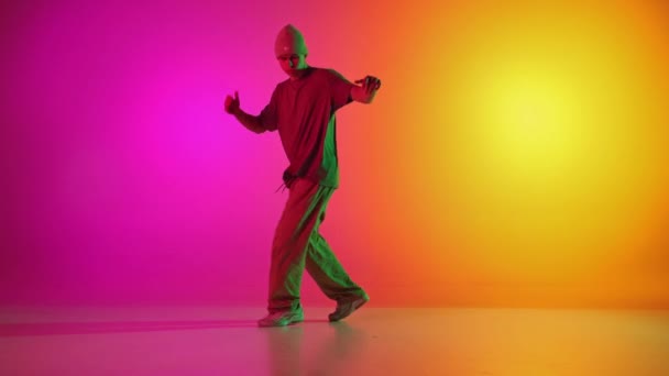 Mladý Atletický Muž Oblečený Streetstyle Oblečení Tančící Rukou Neonovém Světle — Stock video