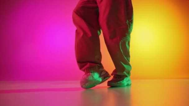 Fajna Postawa Młody Człowiek Wykonujący Kroki Breakdance Ruchu Neonowym Świetle — Wideo stockowe