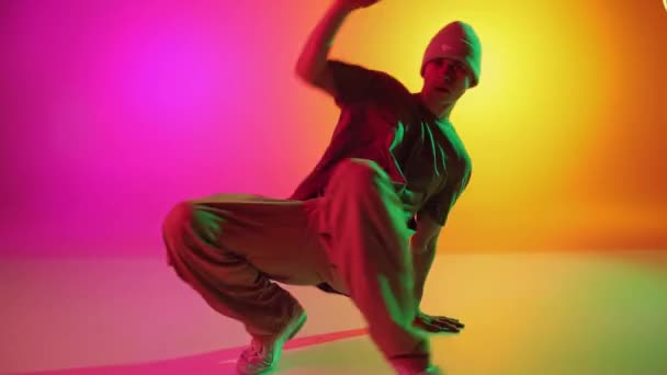 Talentovaný Tanečník Oblečený Streetwear Provedení Freestyle Pohyby Pohybu Neonovém Světle — Stock video