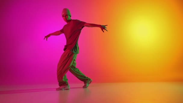 Крутой Молодой Человек Талантливый Вольный Танцор Танцующий Неоновом Свете Градиентном — стоковое видео