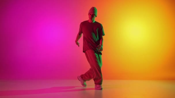 Mladý Sportovec Oblečený Slavnostním Tanci Pohybuje Neonovém Světle Růžovo Žlutém — Stock video