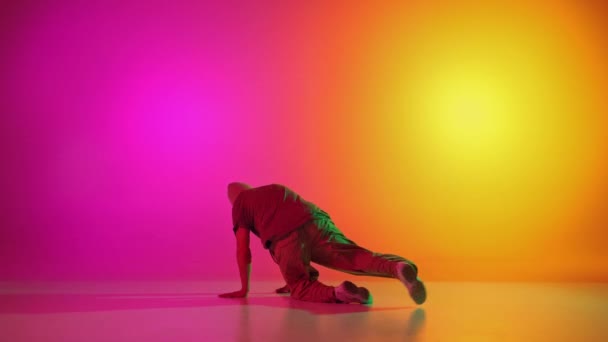 Dynamické Video Současné Tanečnice Pohybu Neonovém Světle Růžovo Žlutém Pozadí — Stock video