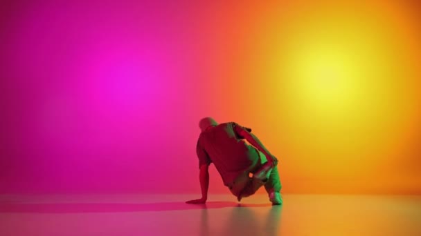 Bărbat Talentat Îmbrăcat Îmbrăcăminte Sportivă Dansând Solo Mișcare Lumină Neon — Videoclip de stoc
