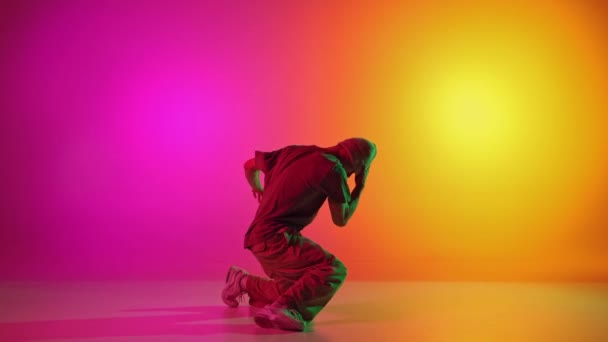 Autoexpresión Través Movimientos Bailarina Contemporánea Bailando Hip Hop Luz Neón — Vídeos de Stock