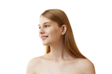 Profil görüntüsü, beyaz stüdyo arka planına gülümseyen güzel bir kadının portresi. Doğal güzellik kavramı, organik kozmetik, spa prosedürleri, yüz bakımı.