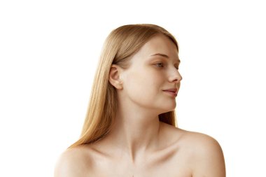 Beyaz stüdyo geçmişine bakan çıplak omuzlu güzel bir kadının profil görüntüsü. Doğal güzellik kavramı, organik kozmetik, spa prosedürleri, yüz bakımı.