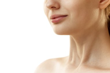 Beyaz stüdyo arka planında, yaka bölgesinde iyi korunmuş, yenilenmiş derisi olan genç bir kadının kesilmiş fotoğrafı. Doğal güzellik kavramı, organik kozmetik, spa prosedürleri, yüz bakımı.