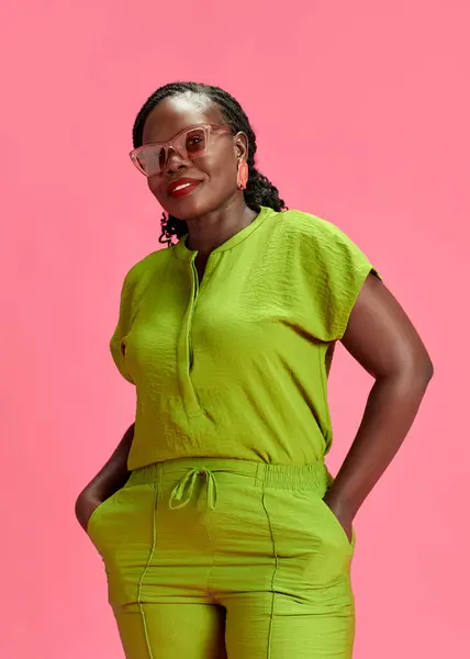 Портрет Молодої Стильної Одягненої Афроамериканки Демонструє Впевненість Фоні Пастельно Рожевої Стокове Фото