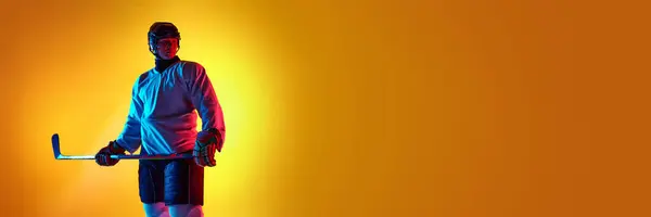 Pankart Atletik Erkek Hokey Oyuncusunun Portresi Neon Işıkta Negatif Arkaplanda - Stok İmaj