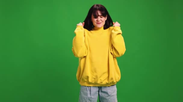 Emocionální Žena Krátkým Účesem Nadrozměrné Košili Rozkoš Výraz Zvedl Ruce — Stock video