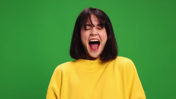 Close Young Emotional Brunette Woman Oversize Yellow Shirt Loudly Shouting — Stok Video