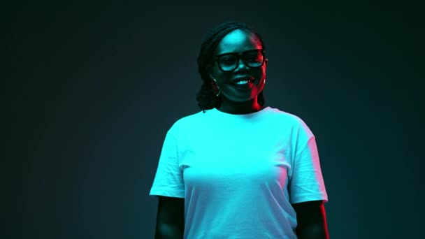 Весело Усміхнена Афро Американська Жінка Повсякденному Одязі Окулярах Демонструє Мирний — стокове відео