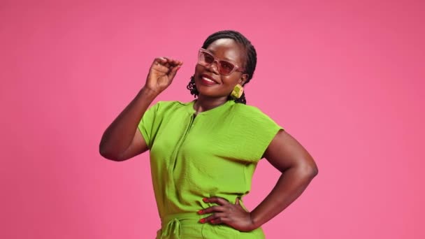 Χαρούμενα Χαμογελαστή Αφροαμερικανή Γυναίκα Casual Ρούχα Και Γυαλιά Δείχνει Χειρονομία — Αρχείο Βίντεο