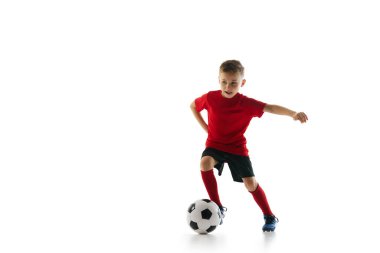 Atletik, sportif çocuk eğitim tekniği beyaz stüdyo geçmişine karşı hareket halinde. Dinamik çekim. Profesyonel spor, şampiyonluk, gençlik ligi, hobi. Ad