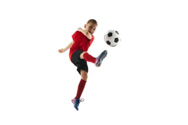 Beyazların arka planında futbol topuyla uçan tekme atan küçük sporcu çocuk. Profesyonel spor, şampiyonluk, gençlik ligi, hobi. Ad