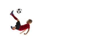 Pankart. Beyazların arka planına karşı hareket halinde futbol oynayan genç bir çocuk. Metin eklemek için negatif alanı var. Profesyonel spor kavramı, şampiyonluk, gençlik ligi, hobi.