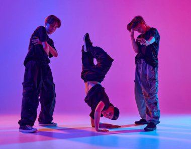 Gençlerden oluşan bir grup, gündelik giyinmiş çocuklar canlı gradyan arkaplana karşı karışık neo-ışıkta hip-hop dansı yapıyorlar. Spor ve hobi kavramı, müzik, moda ve sanat, hareket. Ad
