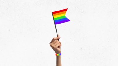 Hareketi durdur. Animasyon. Gökkuşağı renkli bileziği olan kadın eli LGBT topluluğunun bayrağını taşıyor. LGBTQ hakları desteği. Özgürlük kavramı, aşk çeşitliliği kutlaması. Ad