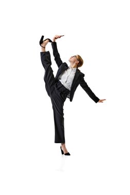 Takım elbiseli iş kadını, telefonda haberleri beyaz arka planla karşılaştırarak oldukça esneklik gösteriyor. İş, iş ve öğrenim kavramı, hobi, serbest meslek, ofis. Ad