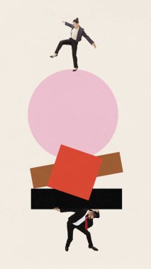 Çağdaş sanat kolajı. Elinde bir yığın geometri figürü ve üzerinde dengede duran bir kadın tutan genç adam. Yardım ve destek. Ortaklık kavramı, iş birliği, takım çalışması, hedeflere ulaşmak. Ad