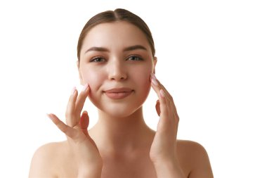 Beyaz stüdyo geçmişine uygulanan tedaviden sonra nemlendirilmiş tenine dokunan güzel bir kızın portresi. Doğal güzellik kavramı, organik kozmetik, yaşlanma karşıtı prosedürler. Ad