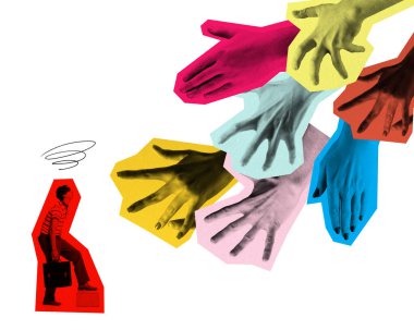 Çağdaş sanat kolajı. Kırmızı bloktaki iş adamı birden fazla hareketli elin bir araya geldiğini gözlemliyor. Toplu çaba. İş birliği kavramı, takım çalışması, takım oluşturma. Ad