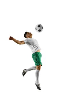 Havada zıplayan bir futbolcunun görüntüsü beyaz stüdyo arka planına karşı göğüs topuyla vurmaya hazırlanıyor. Profesyonel spor, rekabet, turnuva, enerji, aksiyon kavramı. Ad