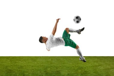 Bisiklet tekmesinin ortasındaki atlet, yeşil sahada beyaz zemine vurmayı hedeflerken etkileyici bir çeviklik sergiliyor. Profesyonel spor, rekabet, turnuva, enerji kavramı. Ad