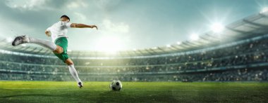 Cezanın sinematik görüntüsü. Maça odaklanmış, futbol oynuyor, final maçında stadyumda futbol oynuyor. Profesyonel spor konsepti, şampiyonluk, turnuva, hareket. Ad