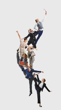 Dinamik kolaj. Resmi giyinmiş, beyaz arka planda hareket halinde olan bir grup profesyonel iş adamı. İş, başlangıç, açık alan kavramı.